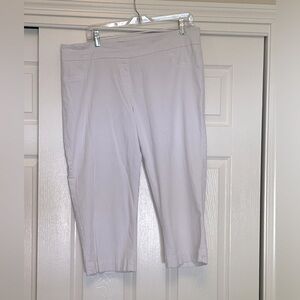 Slim-Sation White Capris!  Size 18W. Machine Wash